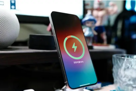 塘厦镇苹果15换屏服务分享用什么充电器给iPhone15充电更好 
